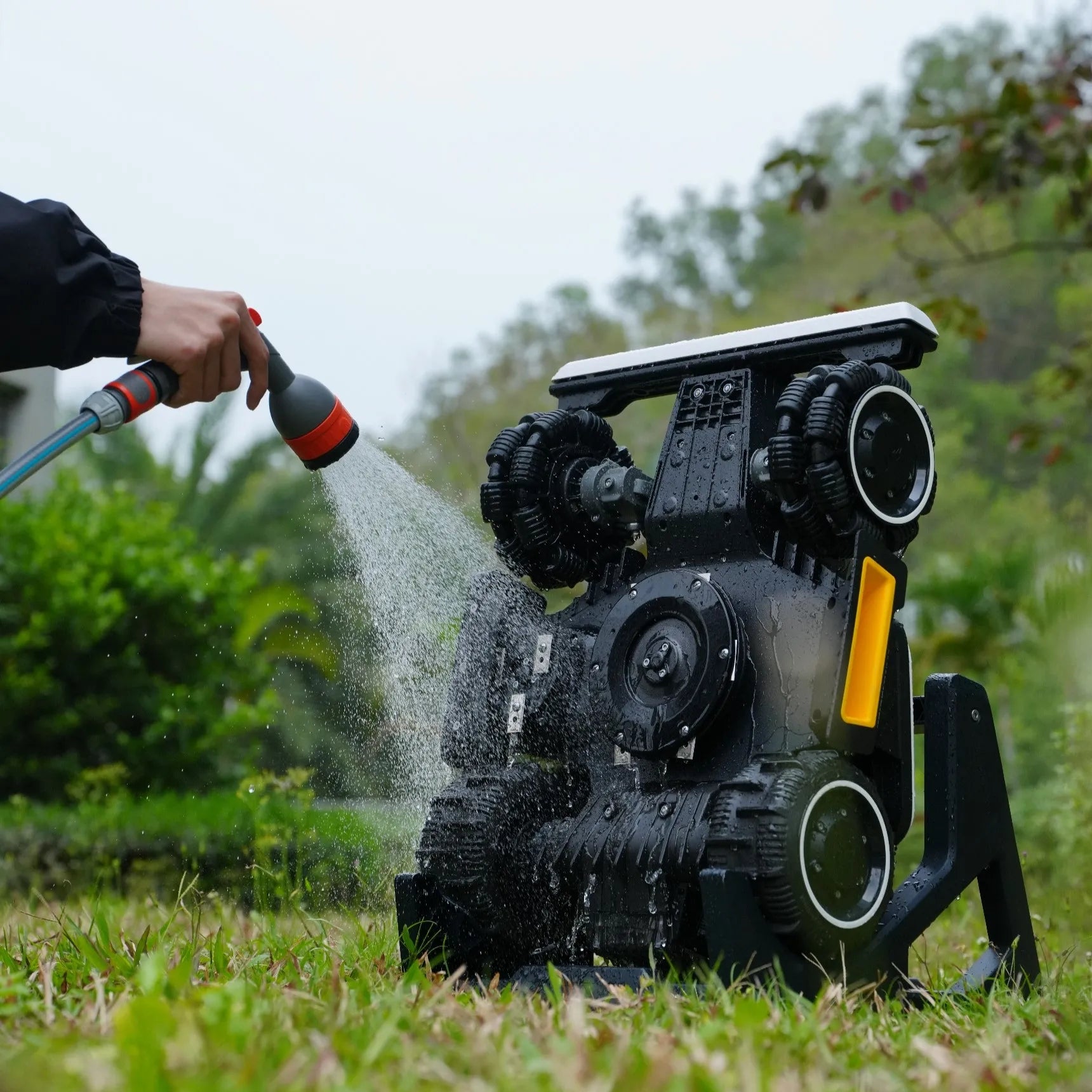 Mähroboter auf Reinigungsständer aufgestellt – Einfache Klingenreinigung im Garten